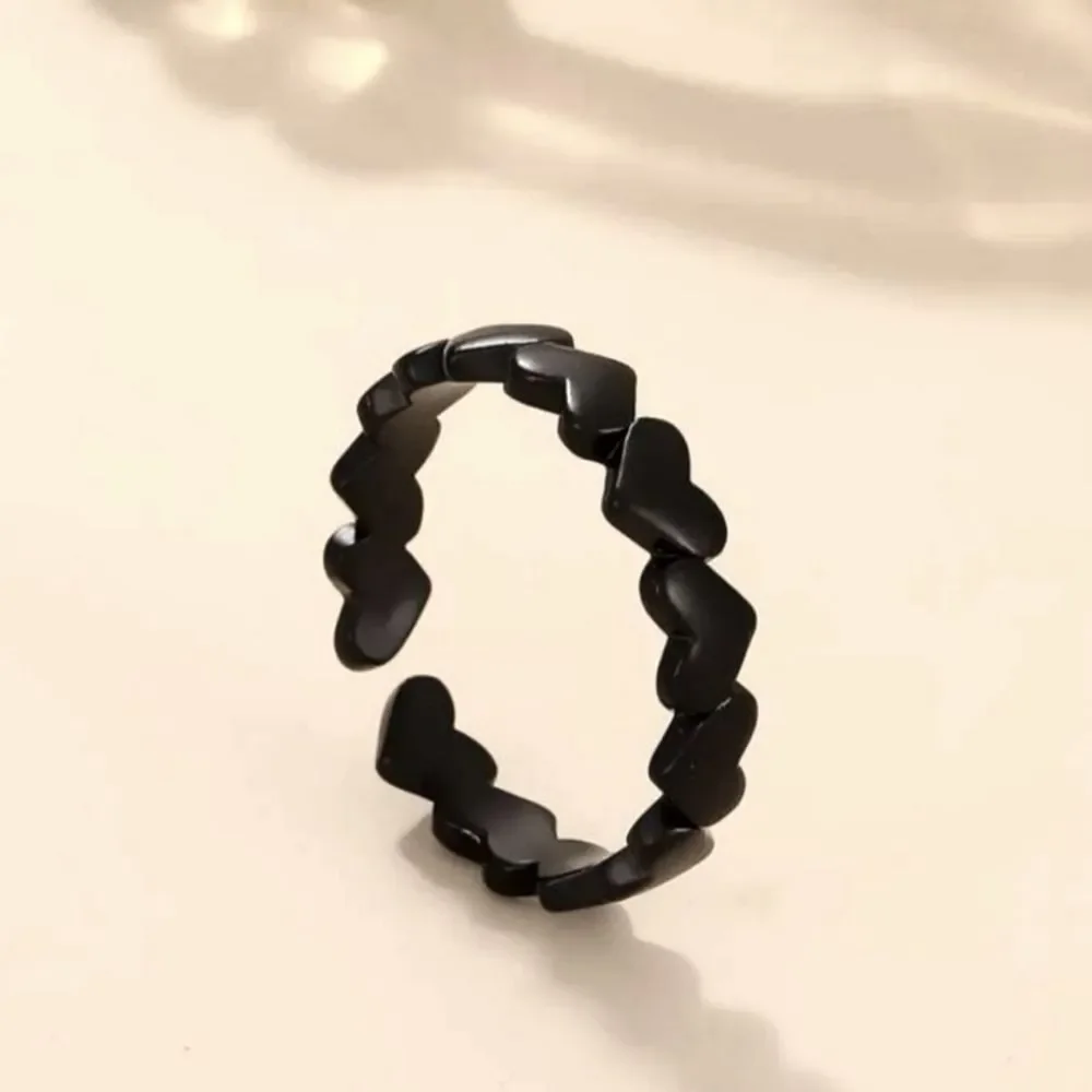Black heart ring - Picture 1 of 2